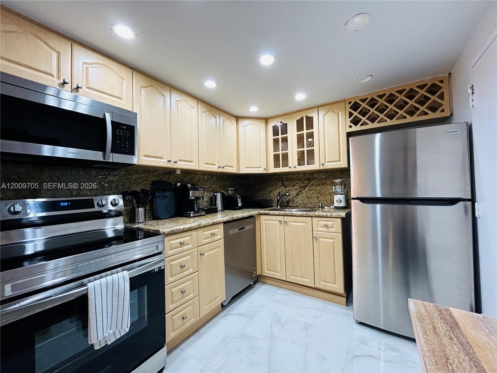 6039 Collins Ave # 1507, Miami Beach FL 33140 — 9