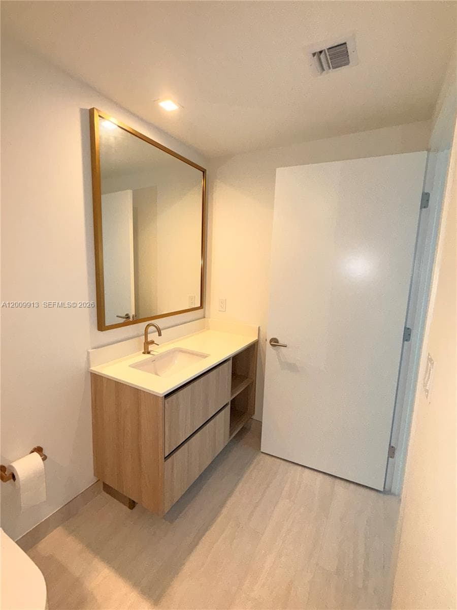 77 SE 5TH ST # 1811, Miami FL 33131 — 23
