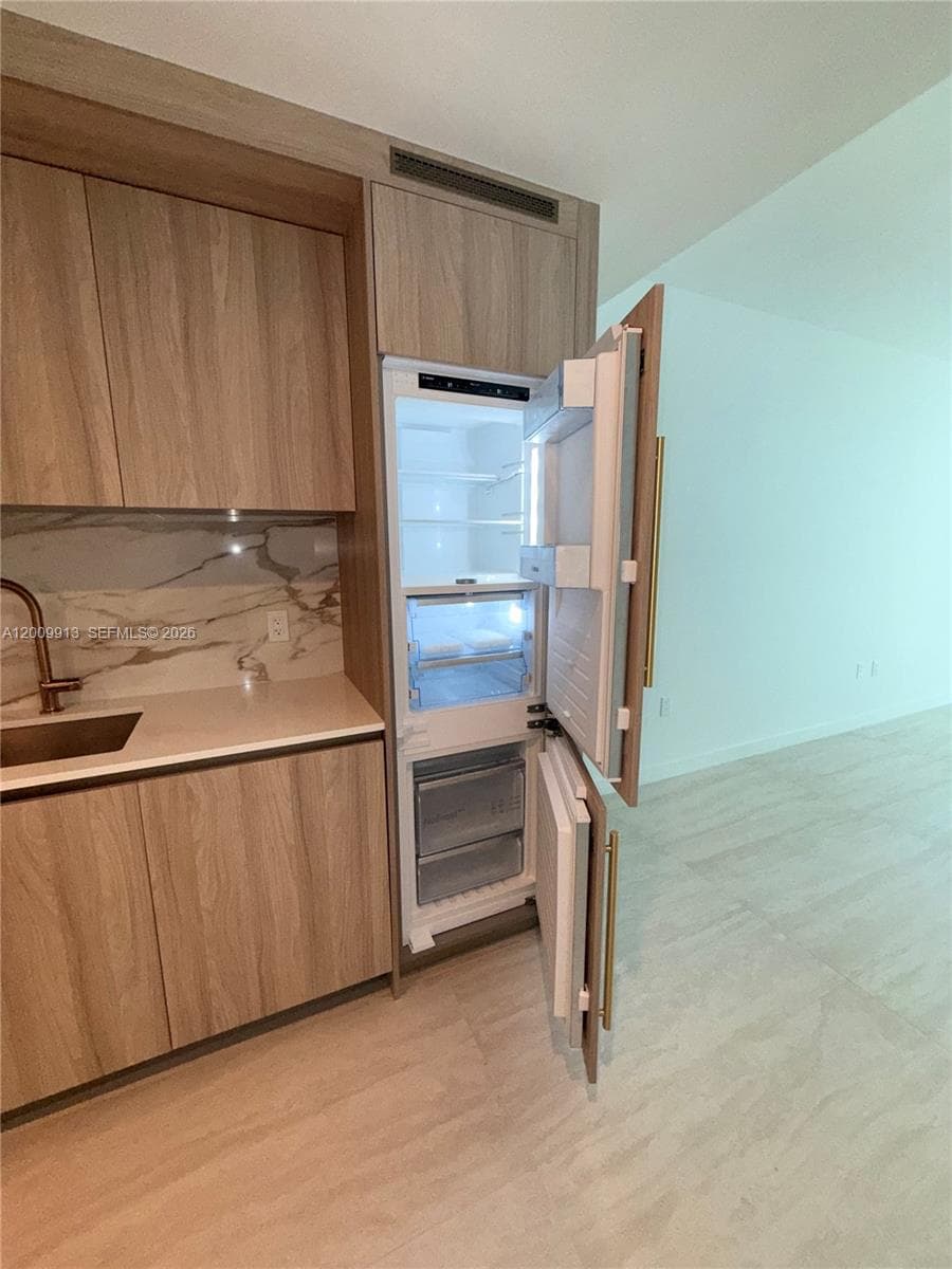 77 SE 5TH ST # 1811, Miami FL 33131 — 18