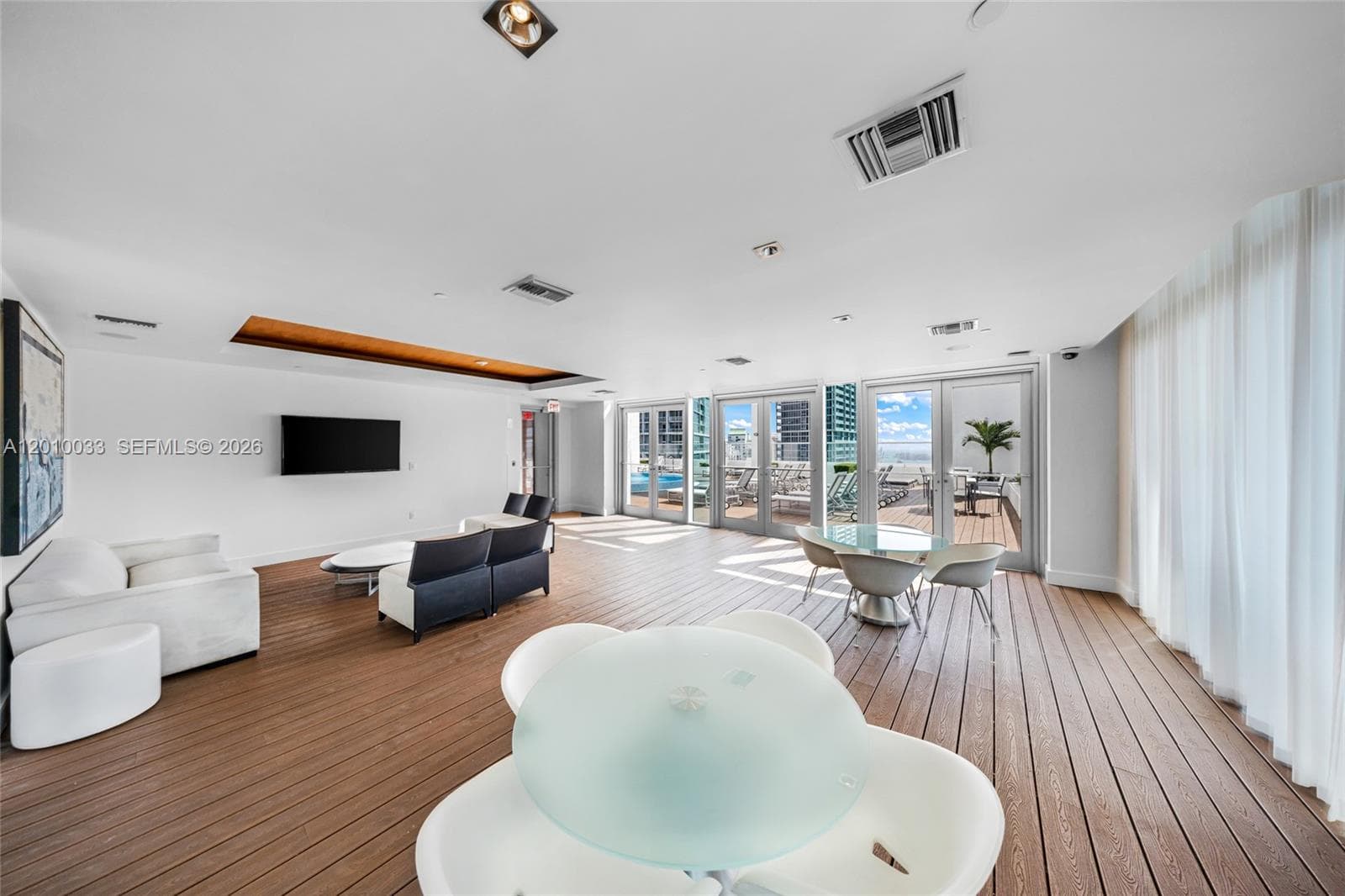 500 Brickell Ave # 3707, Miami FL 33131 — 33