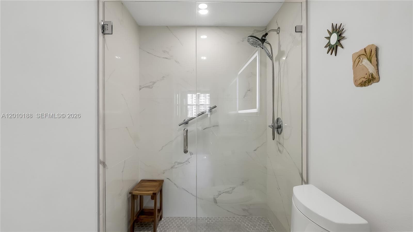 300 Bayview Dr # 605, Sunny Isles Beach FL 33160 — 33