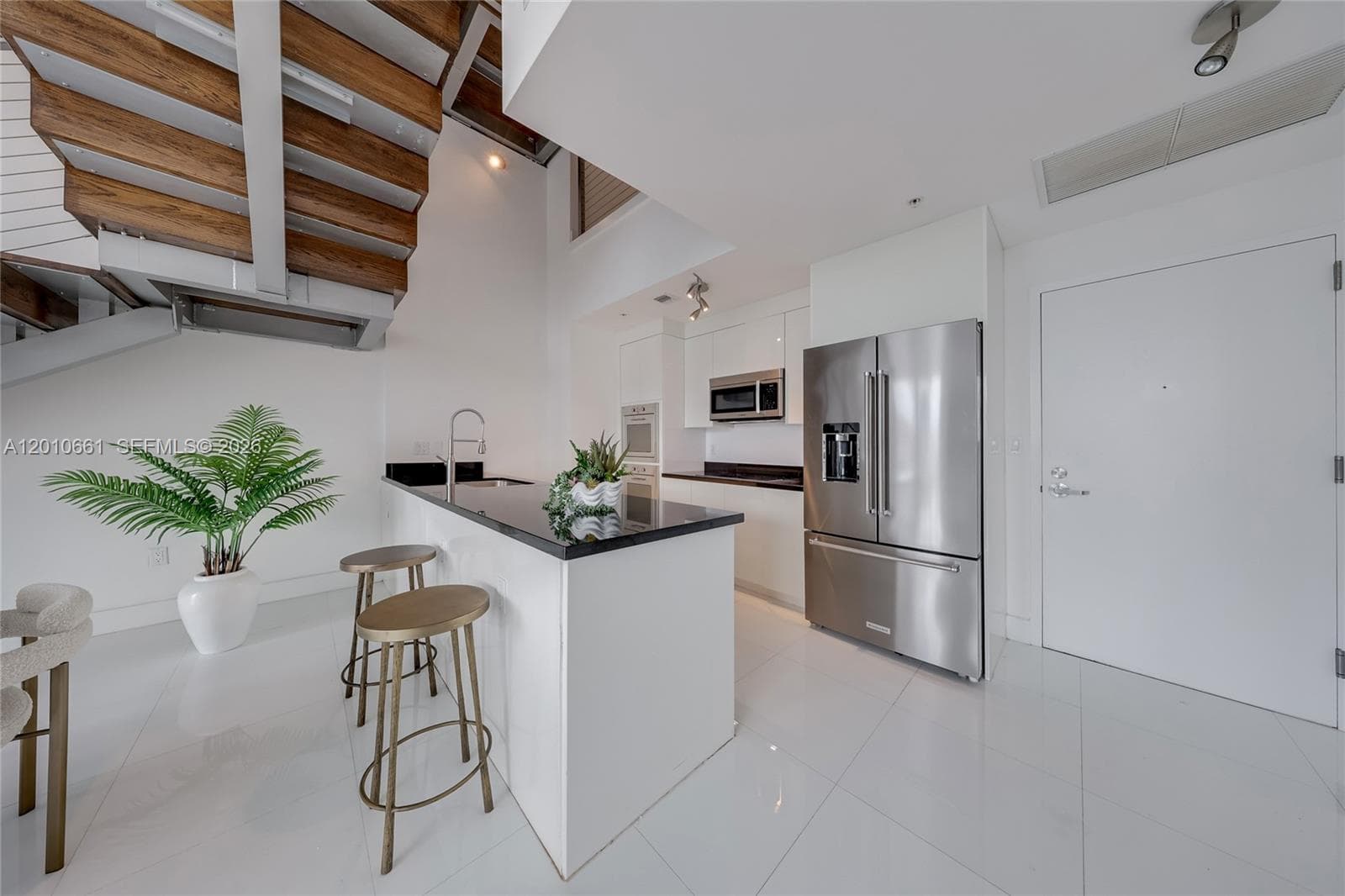 92 SW 3rd St # 5202, Miami FL 33130 — 4