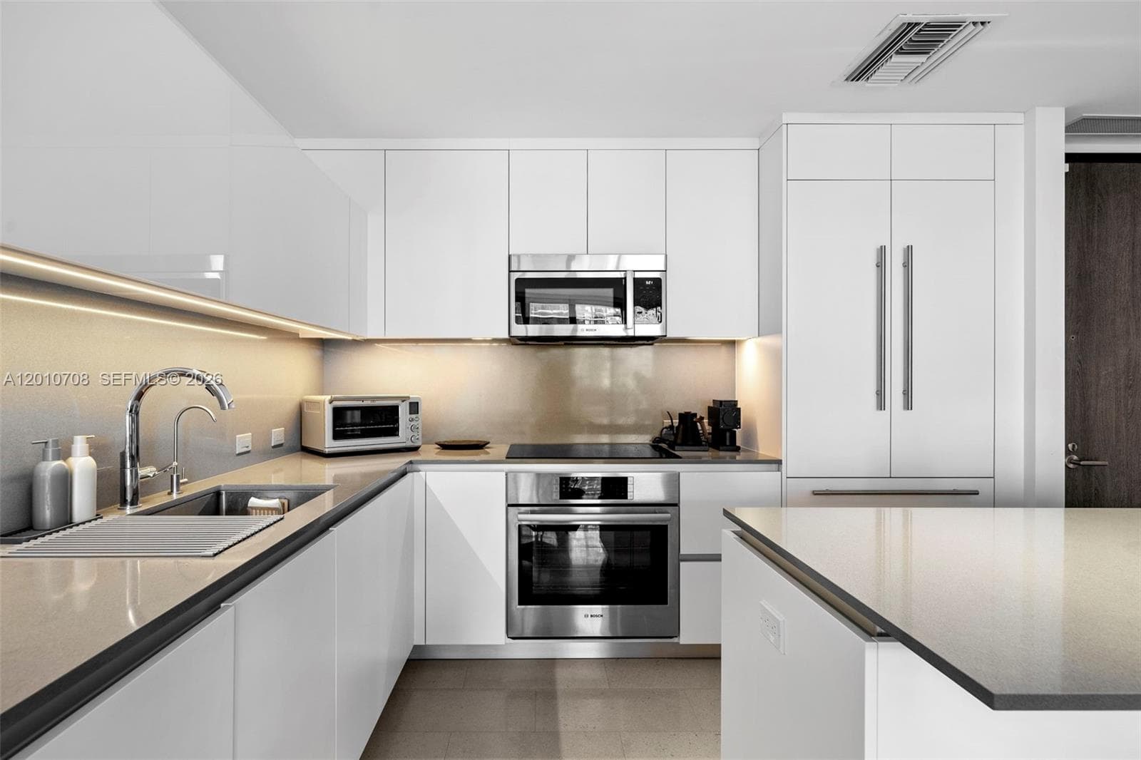 88 SW 7th St # 809, Miami FL 33130 — 8