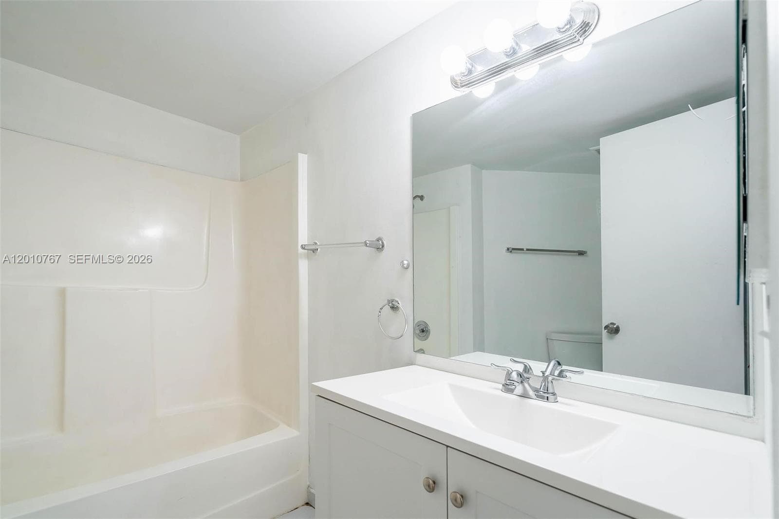 9431 Fontainebleau Blvd # 112, Miami FL 33172 — 33