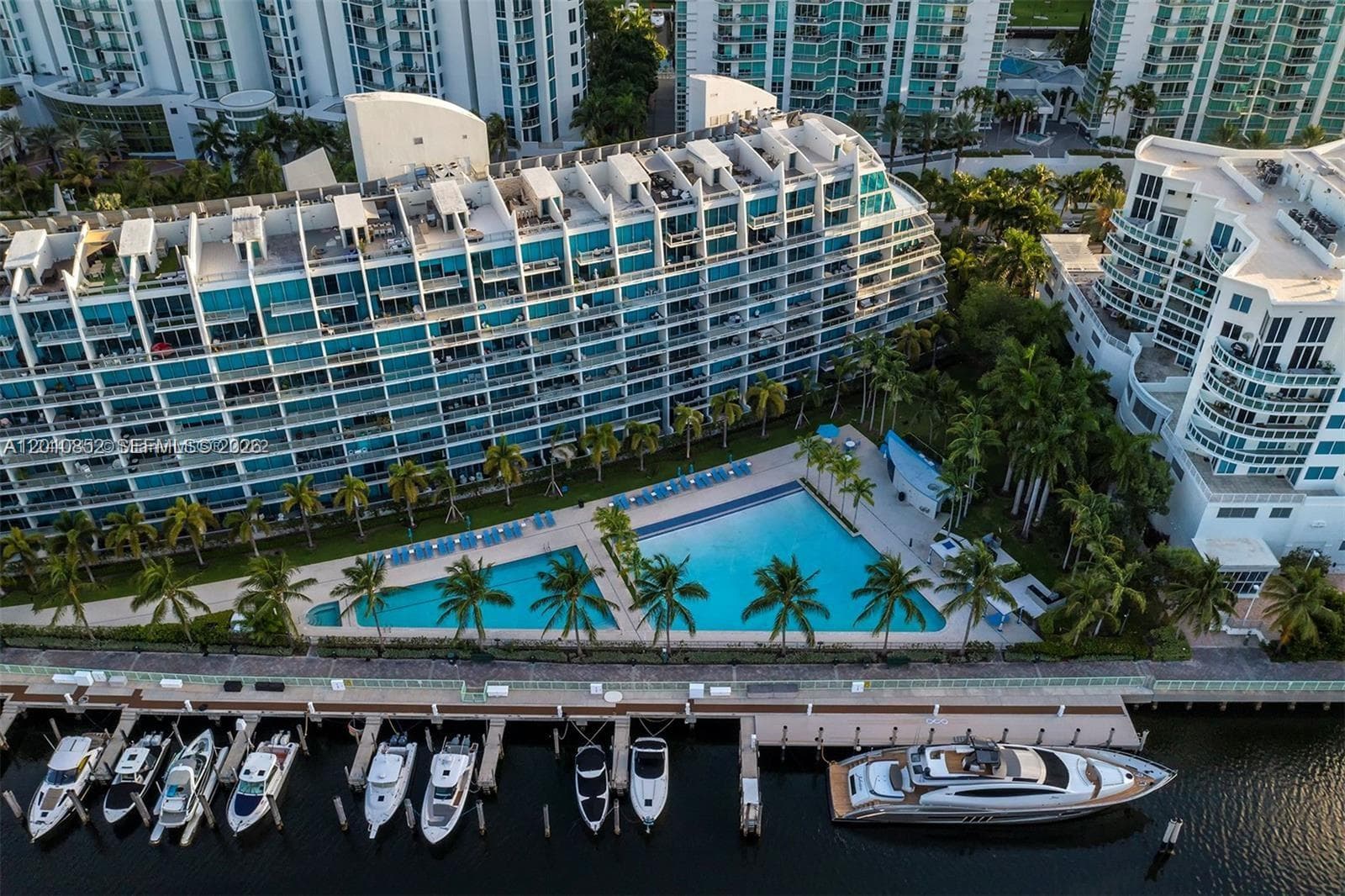 2950 NE 188th St # 406, Aventura FL 33180 — 2