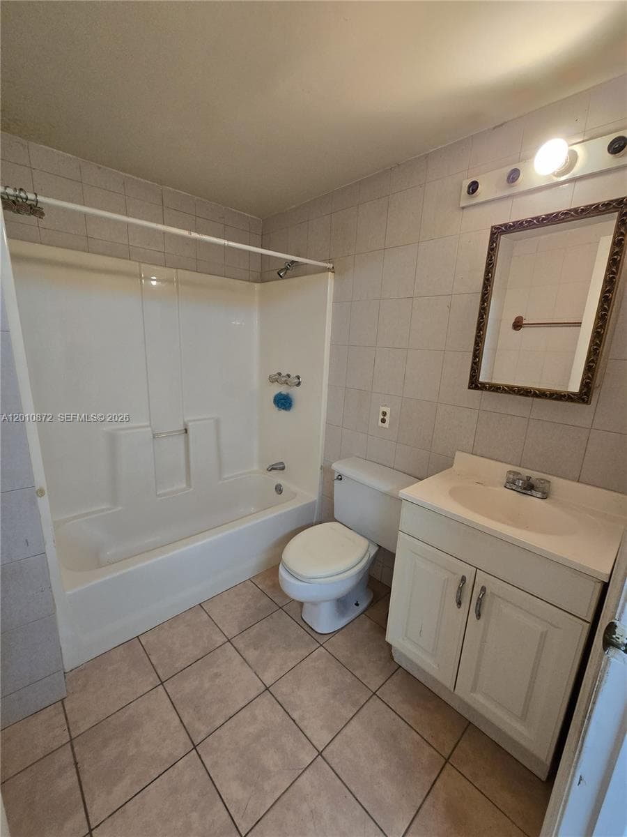 1051 E 18th St, Hialeah FL 33013 — 25