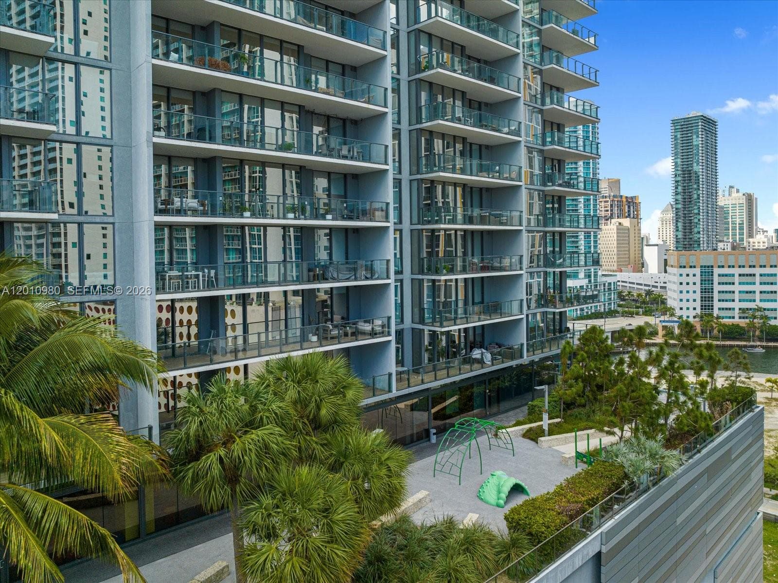 68 SE 6th St # 2304, Miami FL 33131 — 17