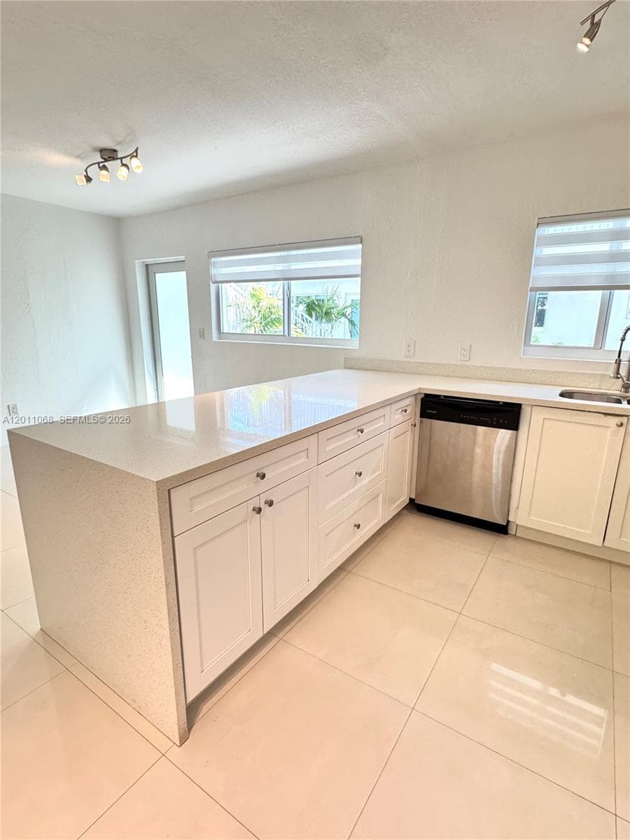 8035 Crespi Blvd # 9, Miami Beach FL 33141 — 2