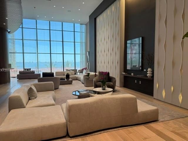 460 NE 28th St # 3408, Miami FL 33137 — 35