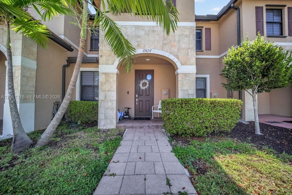 10657 W 32nd Ln, Hialeah FL 33018 — 2