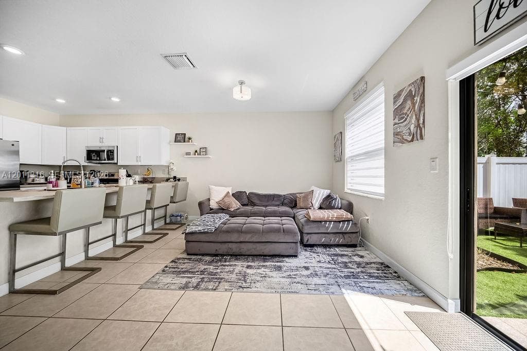 10657 W 32nd Ln, Hialeah FL 33018 — 16