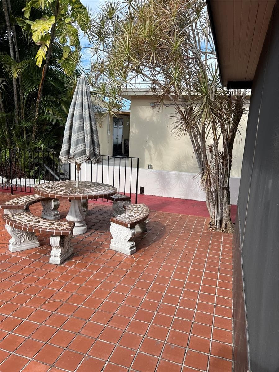 6385 SW 25th St, Miami FL 33155 — 26