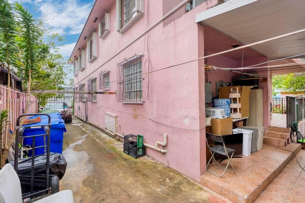 519 NW 10th Ave, Miami FL 33136 — 18