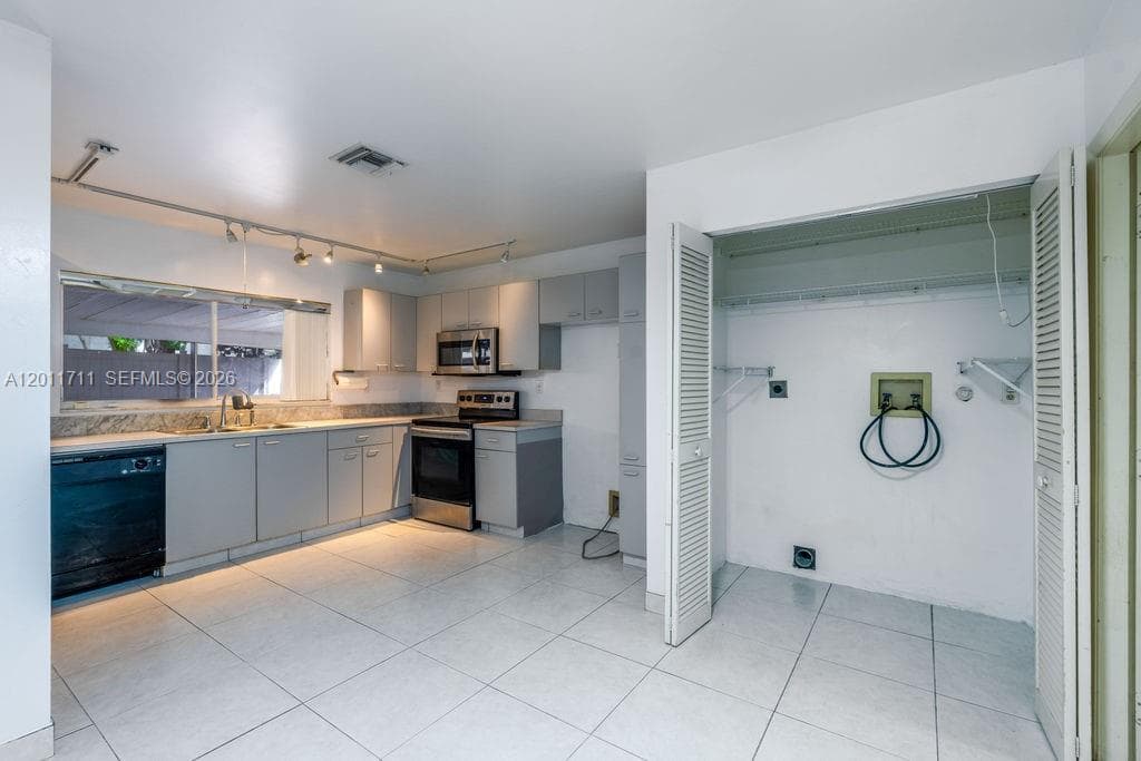 243 NE 212th Ter, Miami FL 33179 — 10