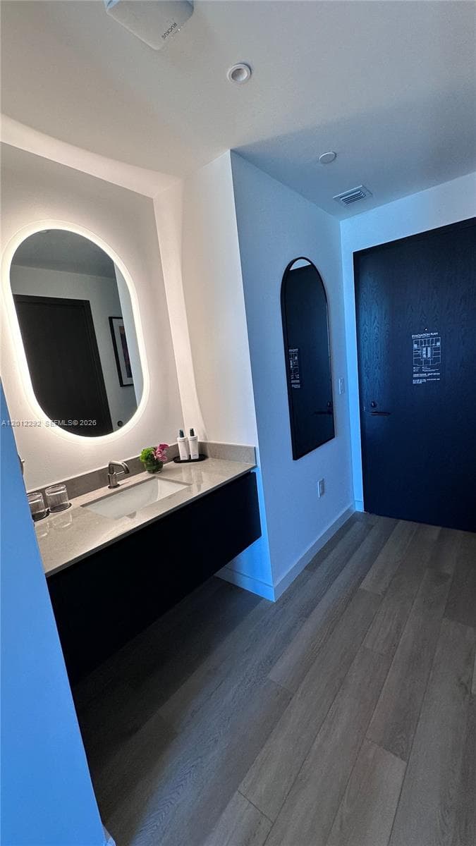 20 NE 11 # 2212A, Miami FL 33132 — 3