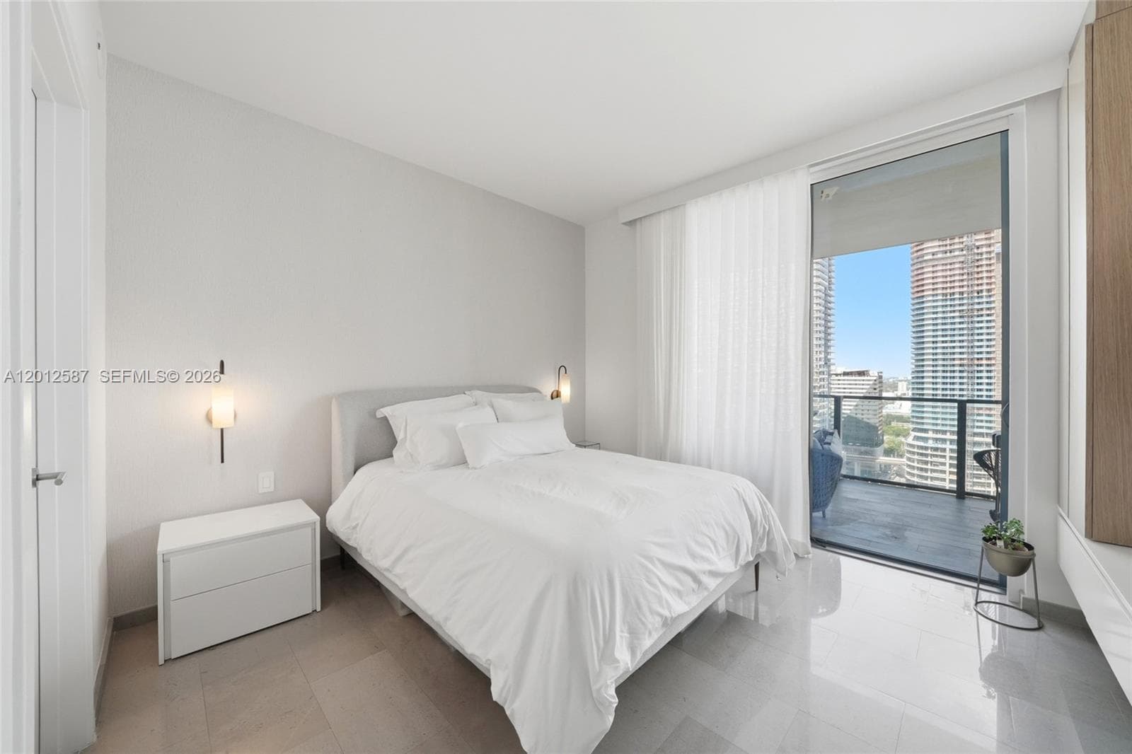 68 SE 6th St # 1904, Miami FL 33131 — 18
