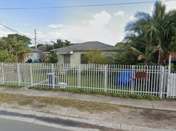 2735 NW 28th St # 2735, Miami FL 33142 — 1
