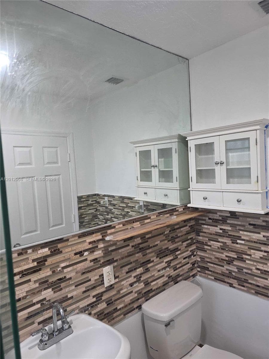 2735 NW 28th St # 2735, Miami FL 33142 — 5