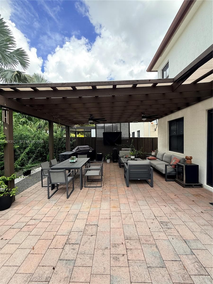8640 NW 101st Pl, Doral FL 33178 — 33