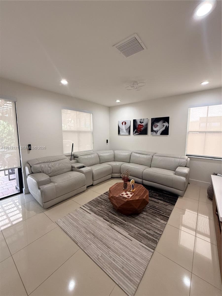 8640 NW 101st Pl, Doral FL 33178 — 8