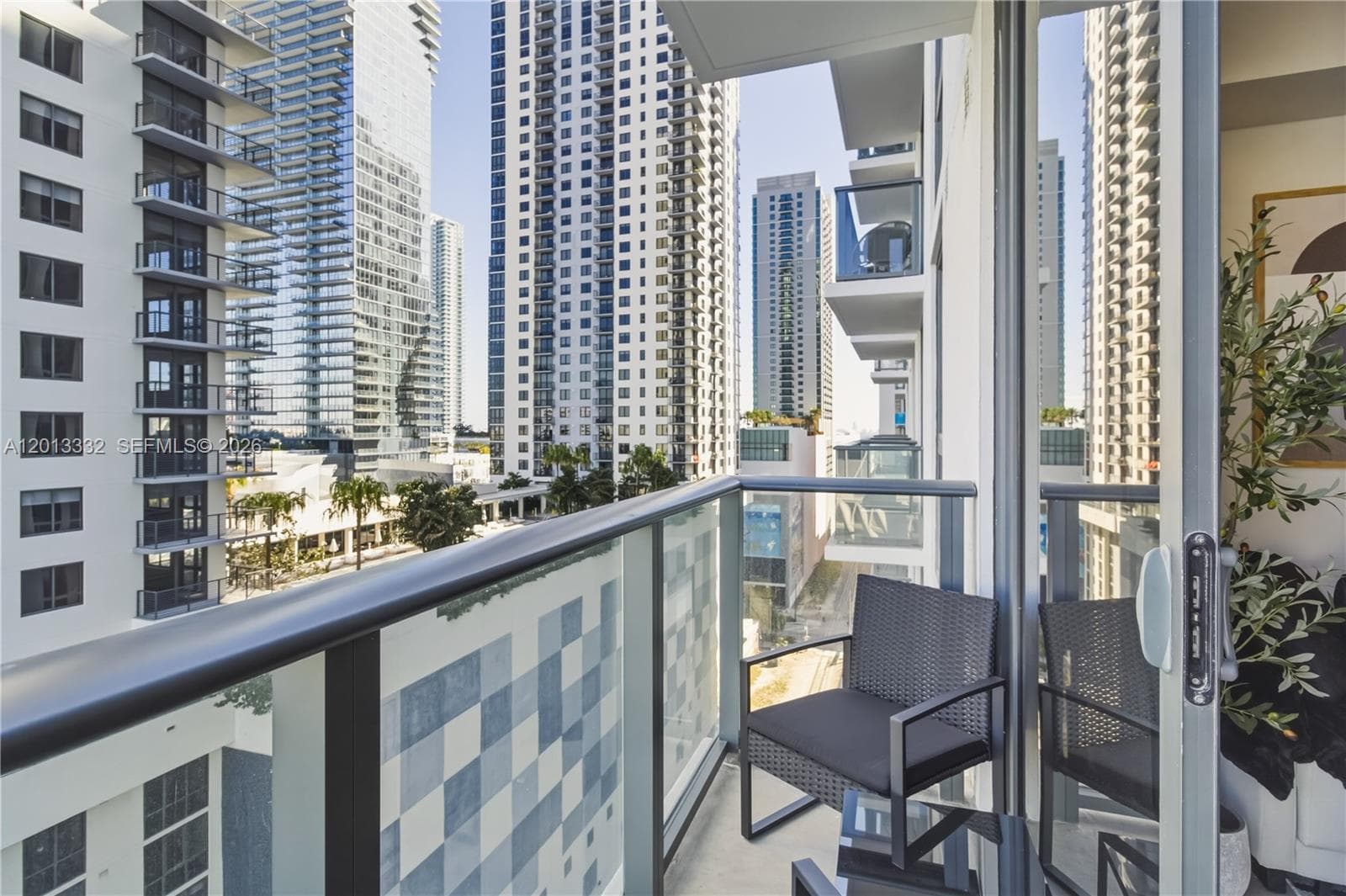 11 NE 6th St # 1513, Miami FL 33132 — 21
