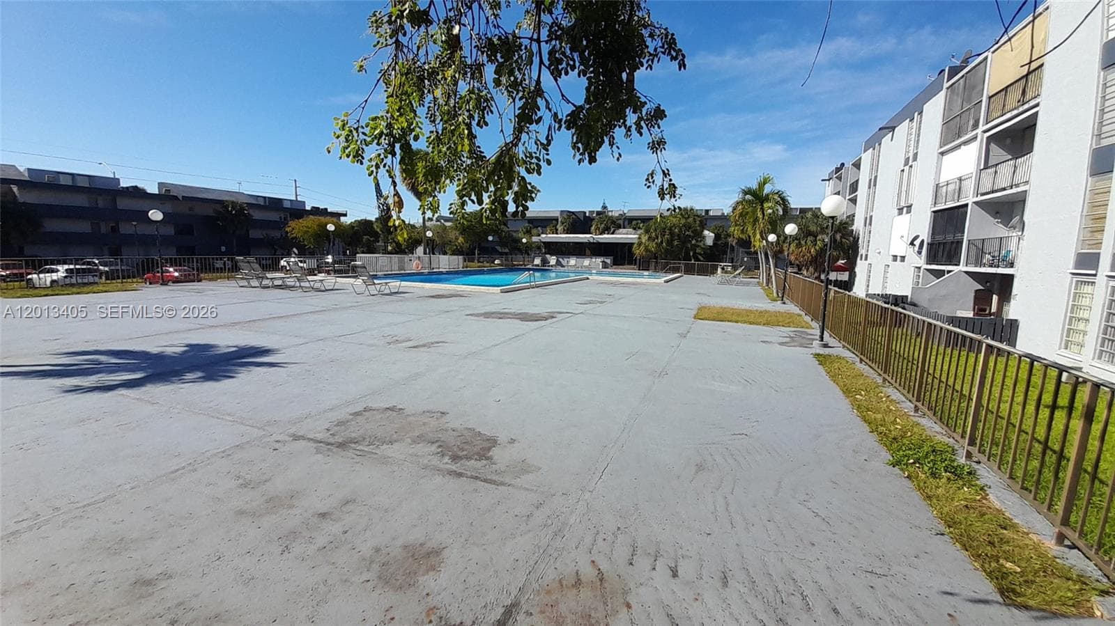 310 Fontainebleau Blvd # 203, Miami FL 33172 — 25