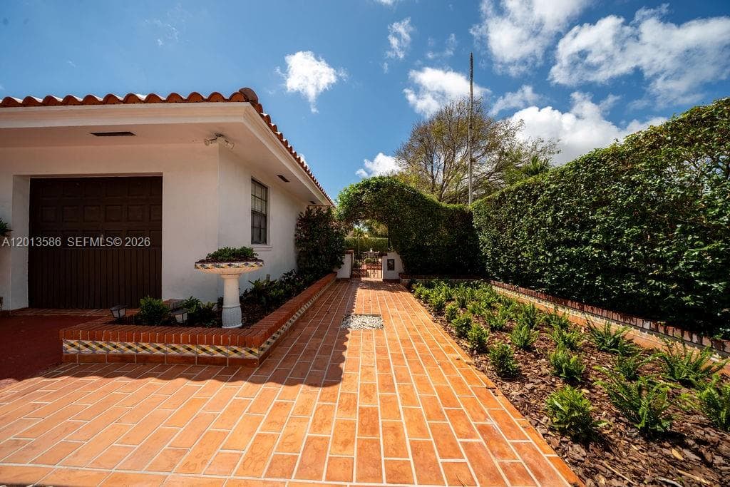 1550 S Greenway Dr, Coral Gables FL 33134 — 57