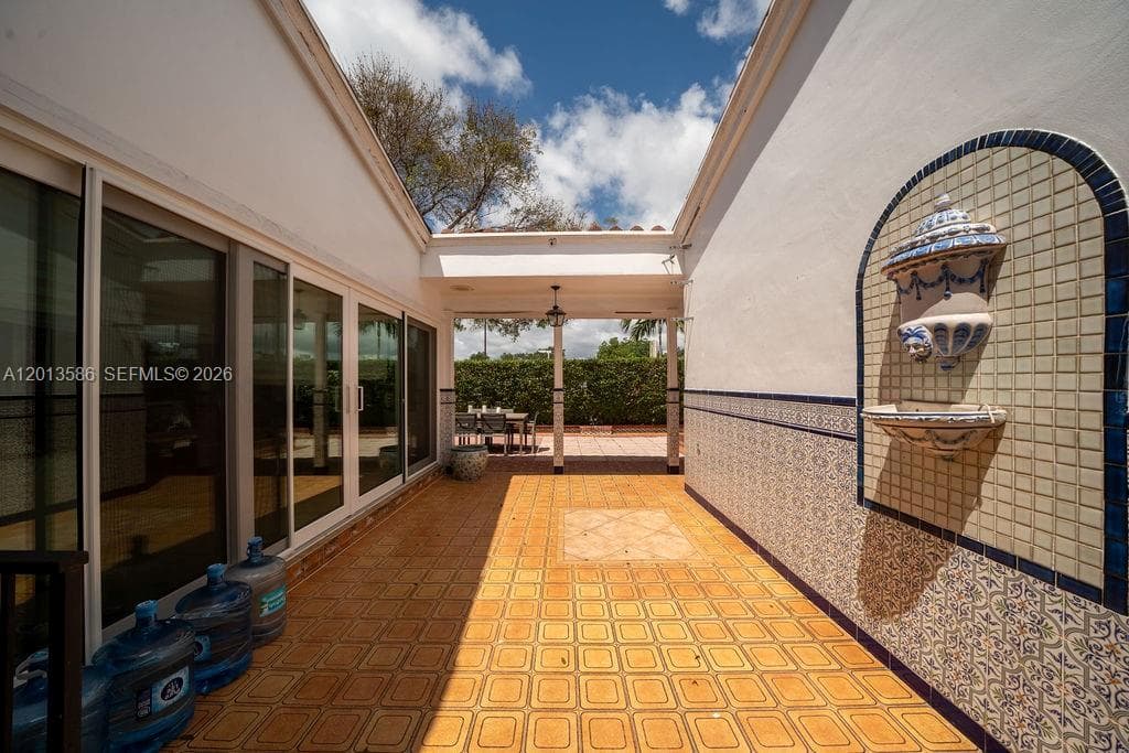 1550 S Greenway Dr, Coral Gables FL 33134 — 54