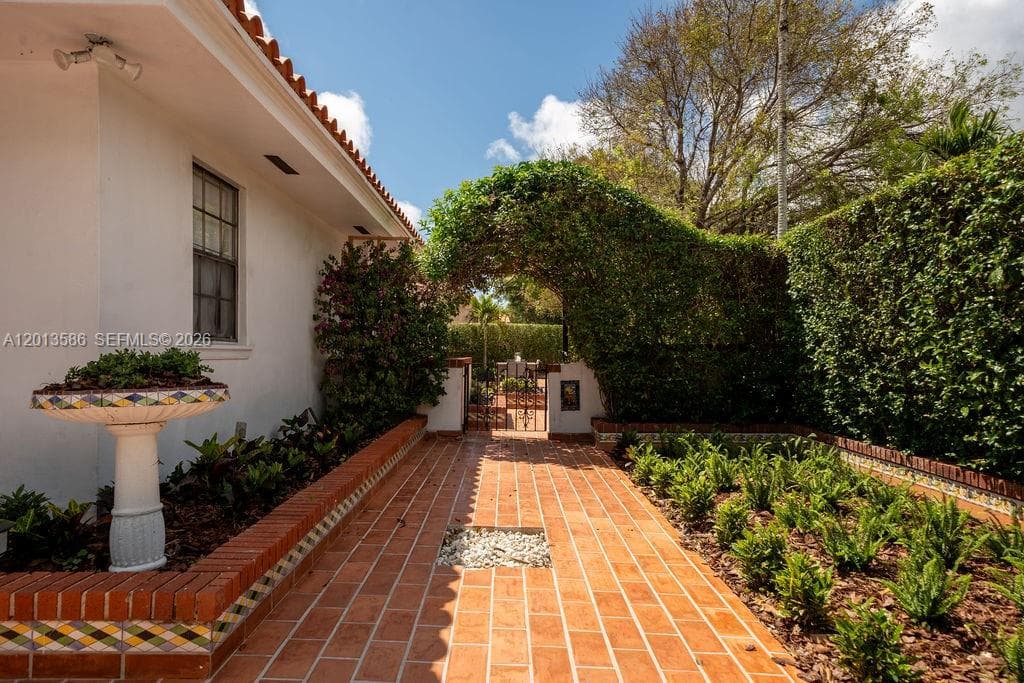 1550 S Greenway Dr, Coral Gables FL 33134 — 50