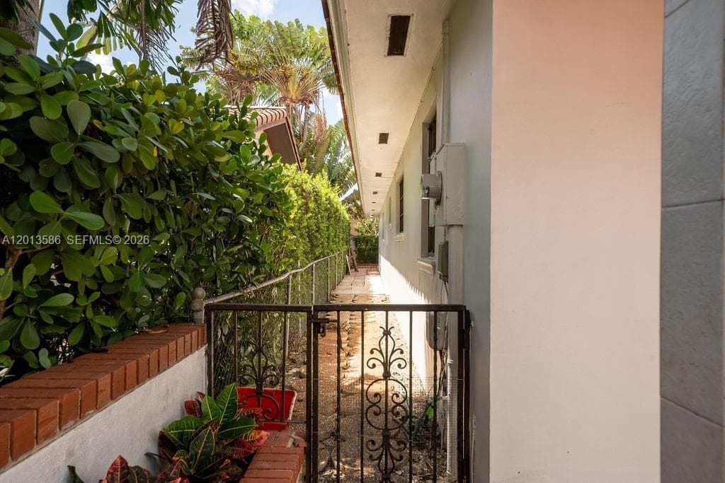 1550 S Greenway Dr, Coral Gables FL 33134 — 44