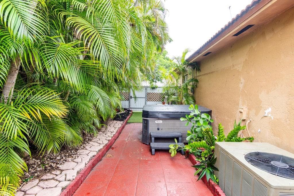 7411 W 33rd Ave, Hialeah FL 33018 — 14