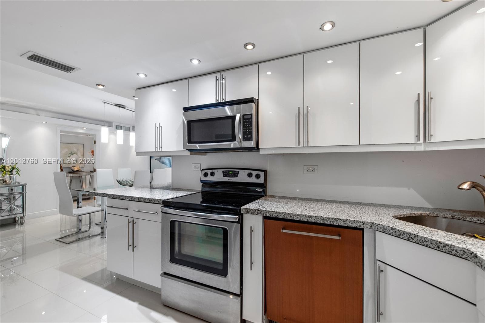 6039 Collins Ave, Miami Beach FL 33140 — 17