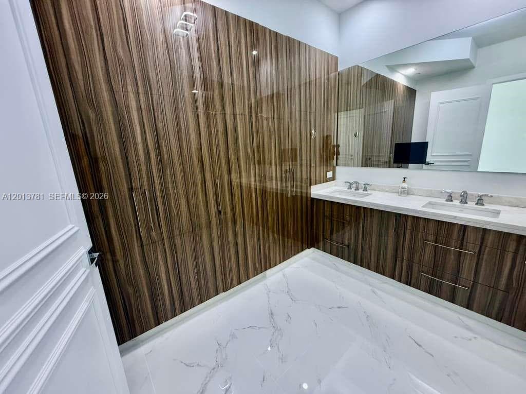 900 Brickell Key Blvd # 2604, Miami FL 33131 — 23