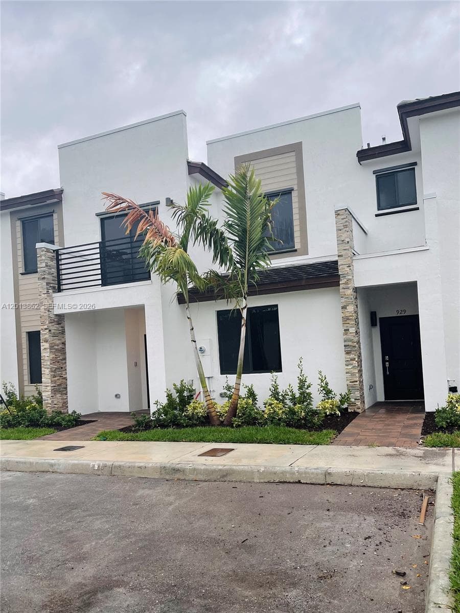 929 NE 211th St, Miami FL 33179 — 2