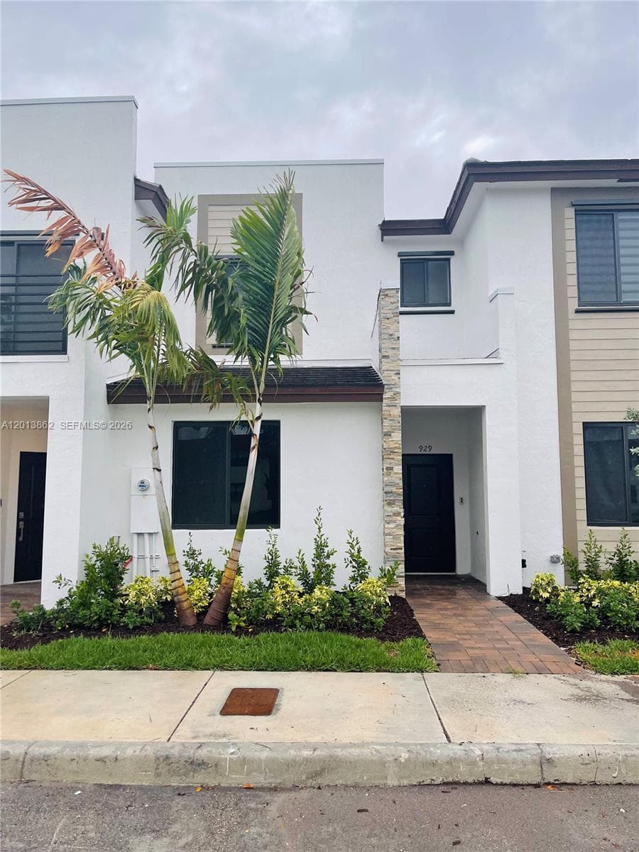 929 NE 211th St, Miami FL 33179 — 1