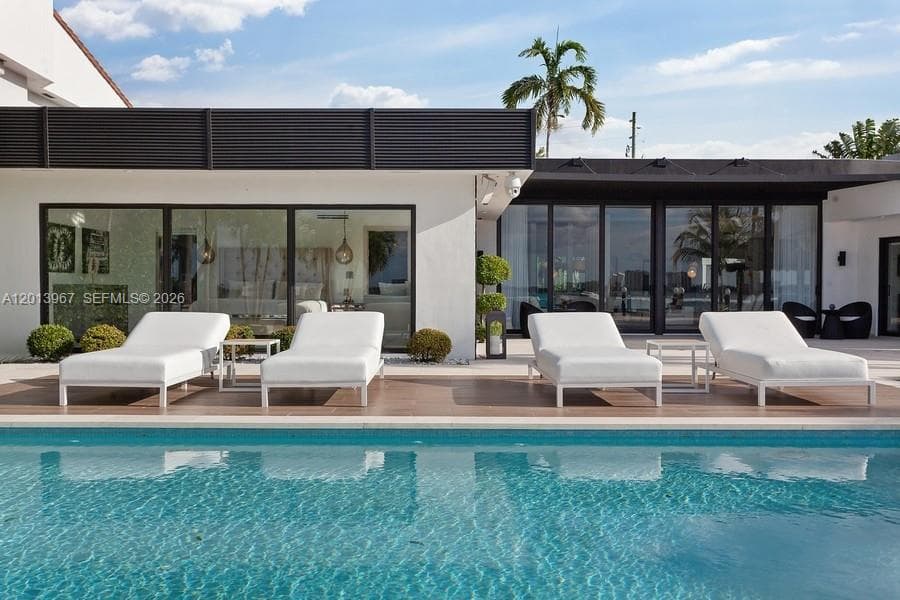 7972 Biscayne Point Cir, Miami Beach FL 33141 — 25