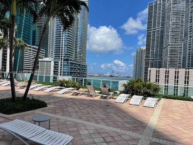 31 SE 5th St # 303, Miami FL 33131 — 2