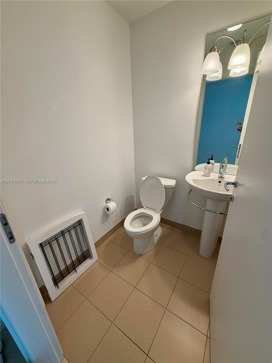 300 S Biscayne Blvd # 3701, Miami FL 33131 — 6