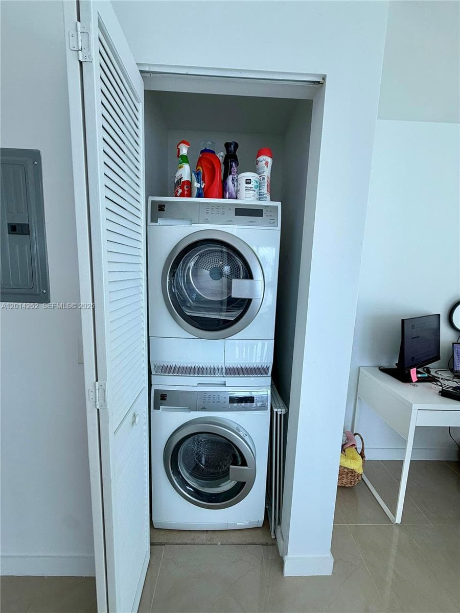 300 S Biscayne Blvd # 3701, Miami FL 33131 — 14