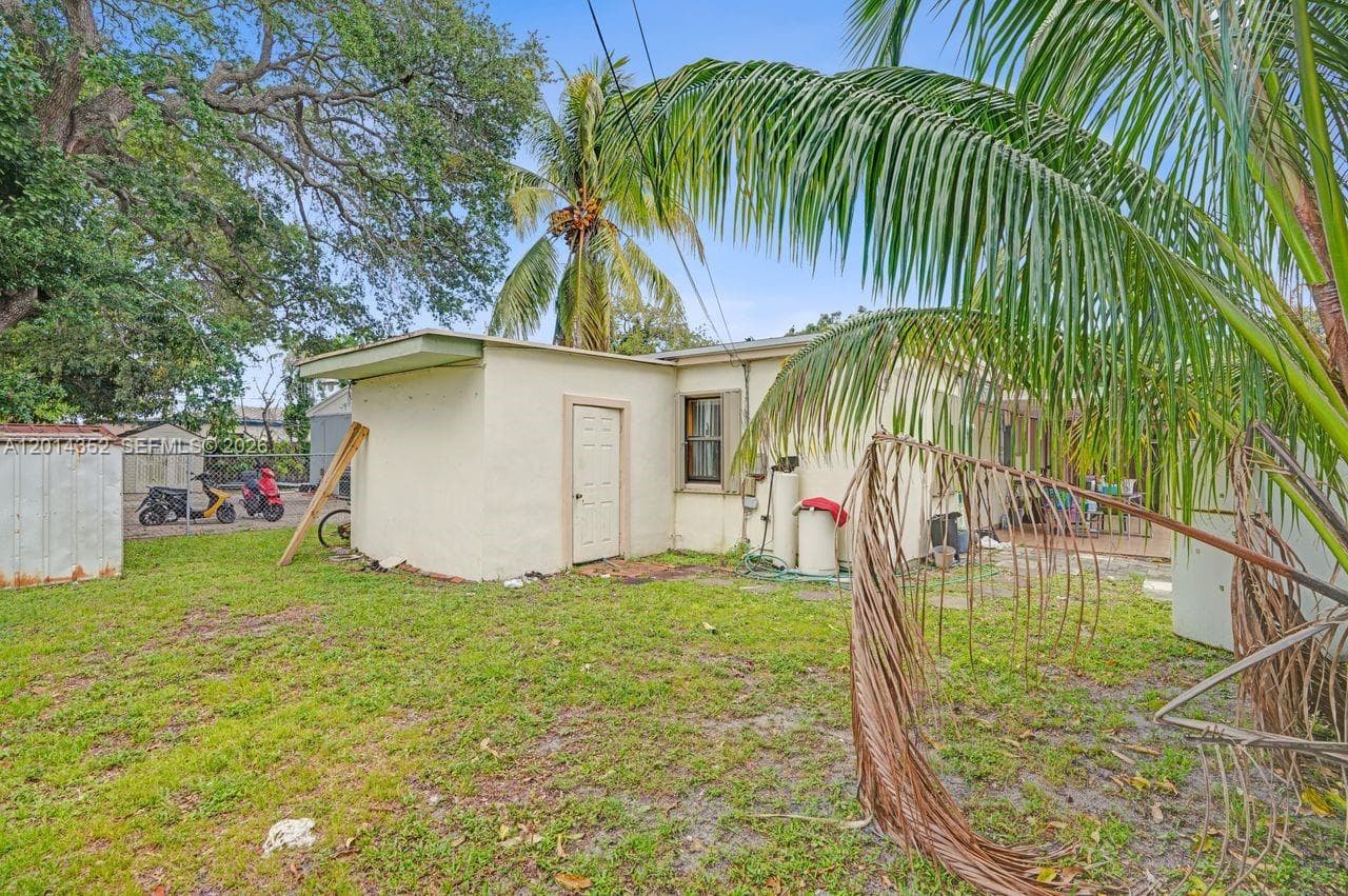 1379 NE 177th St, North Miami Beach FL 33162 — 26