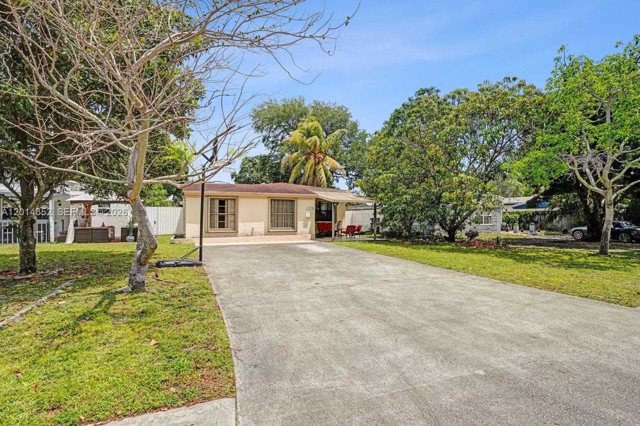 1379 NE 177th St, North Miami Beach FL 33162 — 1