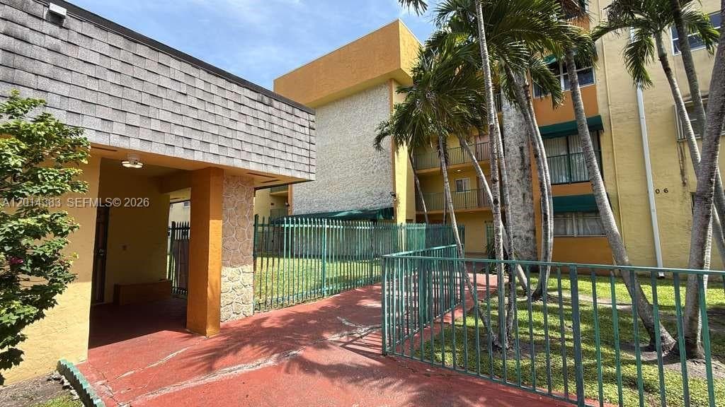606 W 81st St # 316, Hialeah FL 33014 — 1