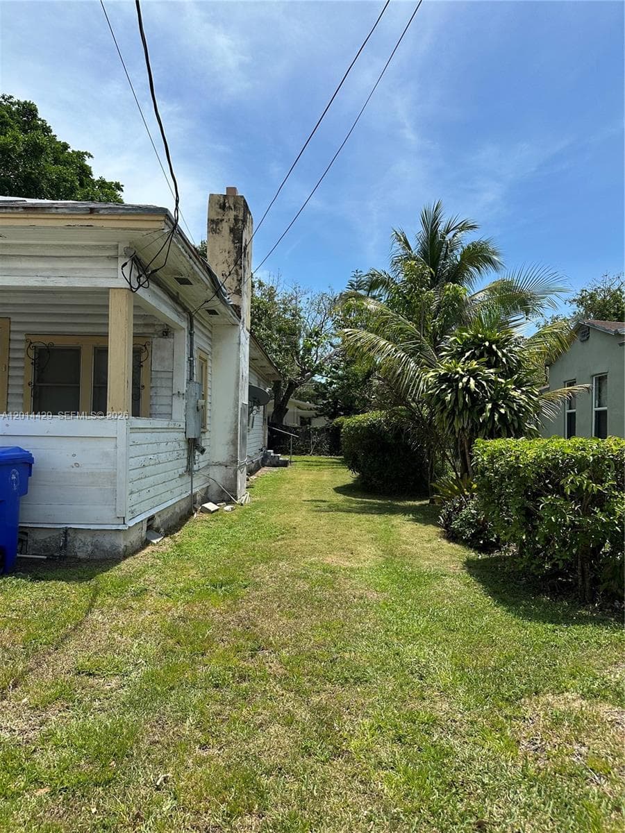 3566 Thomas Ave, Miami FL 33133 — 5