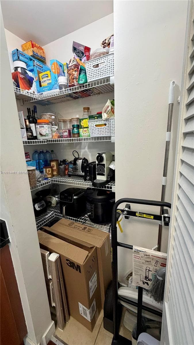 300 S Biscayne Blvd # 3212, Miami FL 33131 — 16