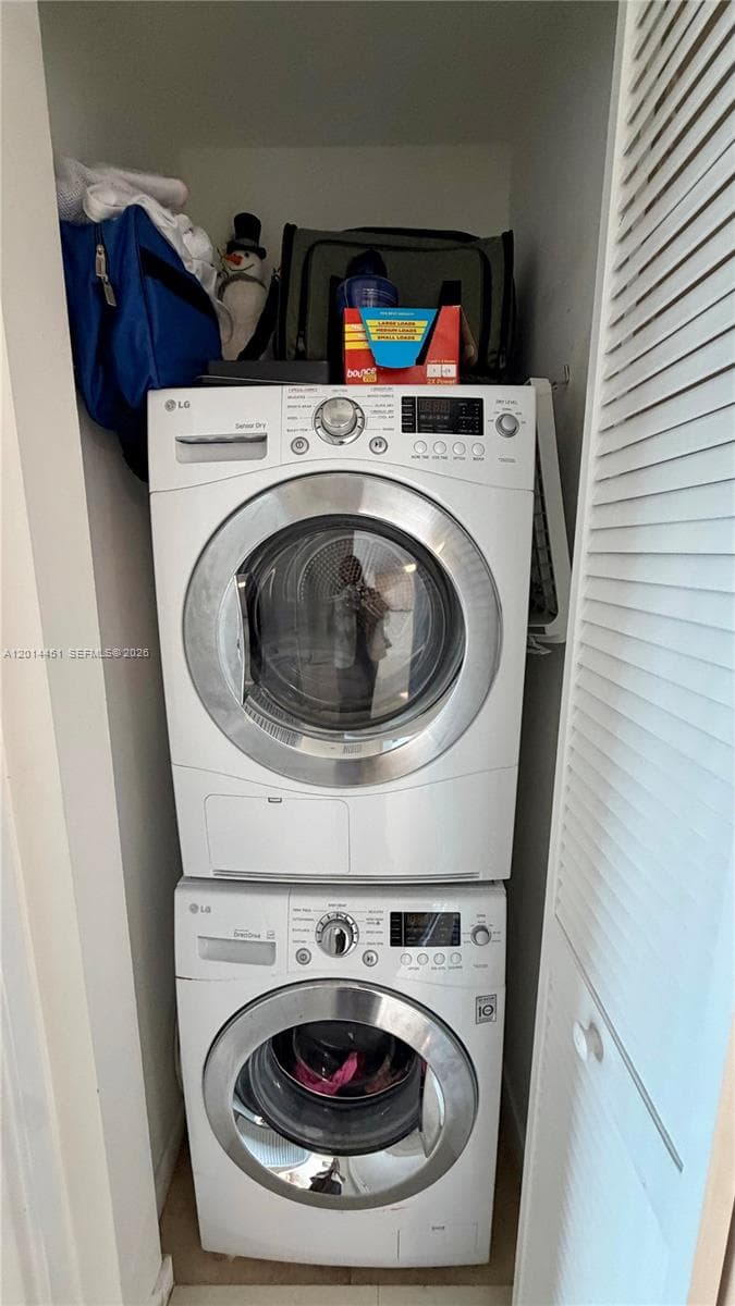 300 S Biscayne Blvd # 3212, Miami FL 33131 — 15