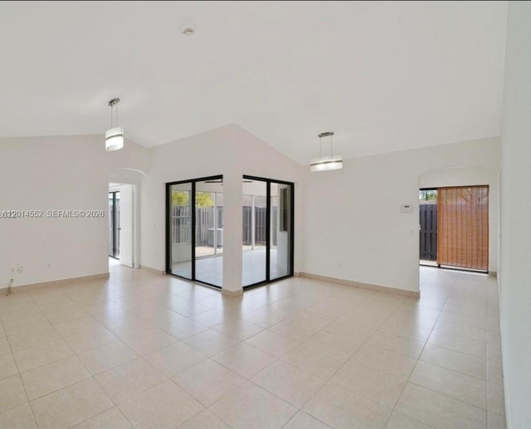 Lakes Meadow Vilg Homes C, Miami, FL — 6