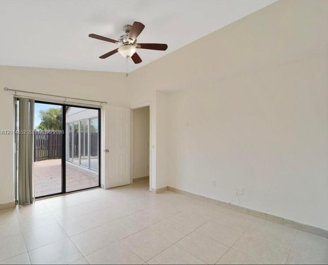 Lakes Meadow Vilg Homes C, Miami, FL — 3