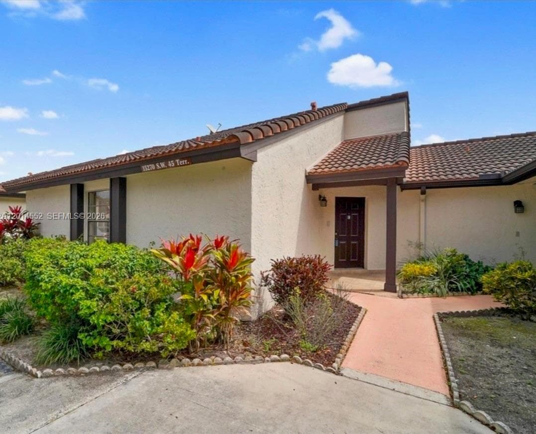 Lakes Meadow Vilg Homes C, Miami, FL — 1