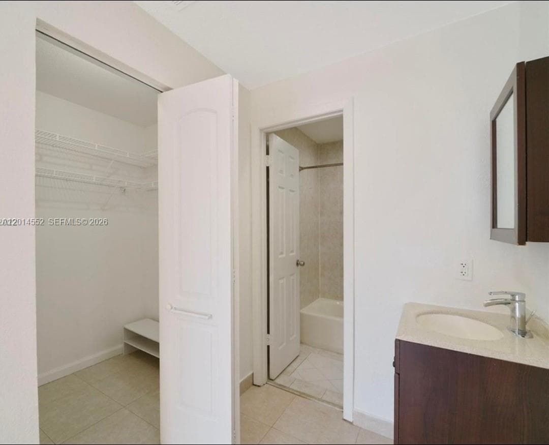 Lakes Meadow Vilg Homes C, Miami, FL — 9