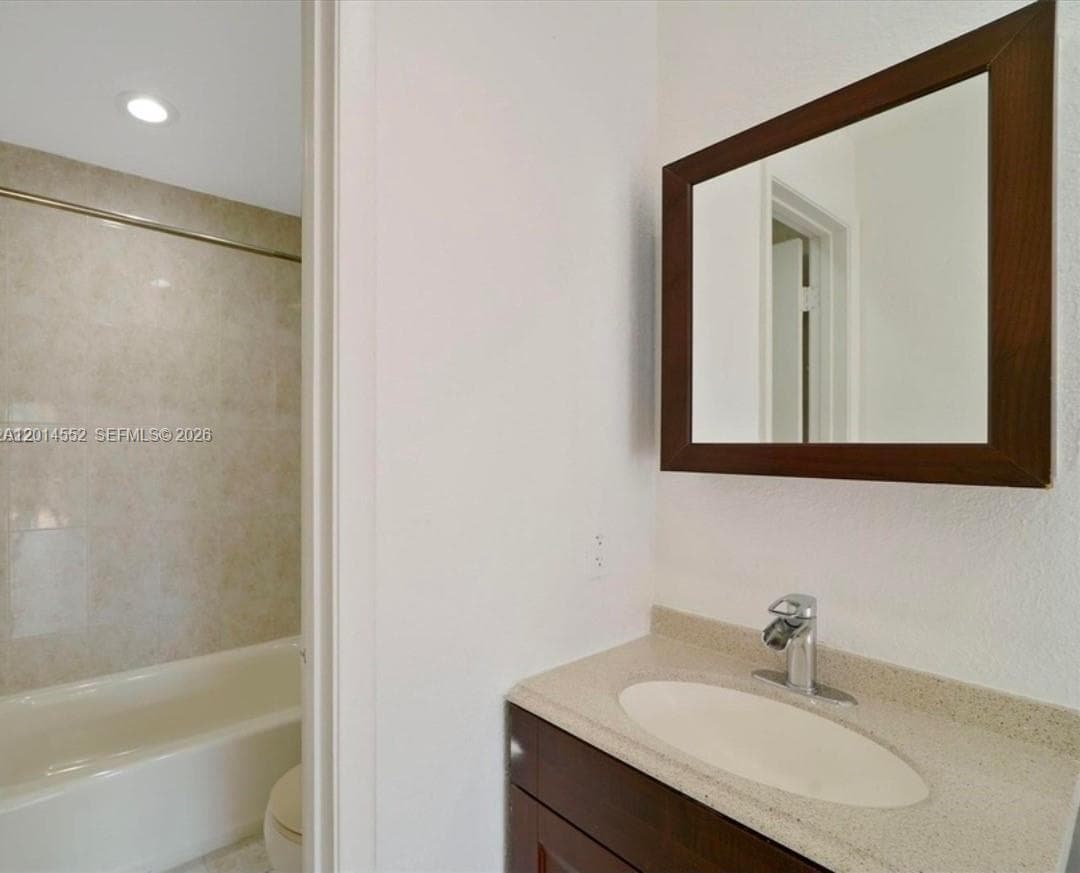 Lakes Meadow Vilg Homes C, Miami, FL — 10